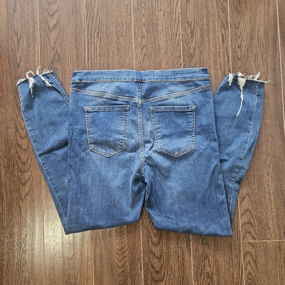 Free People Shark Bite Distressed High Rise Skinny Jeans Size 31R - Picture 6 of 10